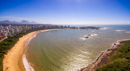 Vista aérea de um dia ensolarado na praia de Peracanga em Guarapari, Espírito Santo, Brasil.