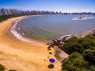 Vista aérea de um dia ensolarado na praia de Peracanga em Guarapari, Espírito Santo, Brasil.