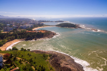 Vista aérea das praias do Padre, Bacutia e Peracanga em um dia ensolarado. Guarapari, Espírito Santo, Brasil.