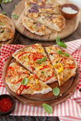 Hausgemachter Flammkuchen mit bunter Paprika