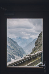 Montagne brumeuse à travers de la fenêtre du refuge 