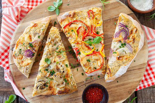 Hausgemachter Flammkuchen mit bunter Paprika