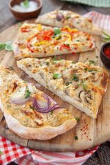 Hausgemachter Flammkuchen mit bunter Paprika