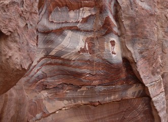 Von der Natur geschaffene Kunstwerke an den Felsen von Petra