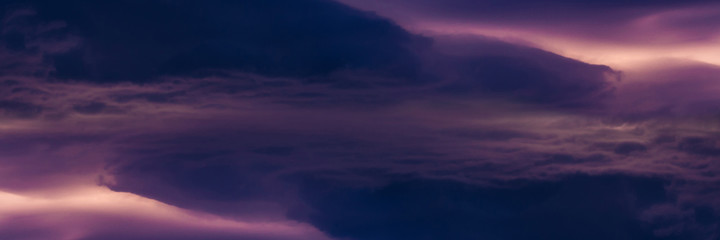 Obraz premium Parallel dramatic storm clouds space