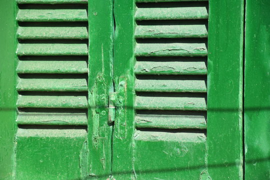 Vieja ventana r&uacute;stica de madera pintada a color verde en San Sebastian (Donostia)