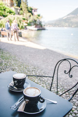 tasse de café au bord du lac