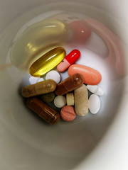 Tabletten in einer weißen Tasse, Spiegelung, Medizin, 