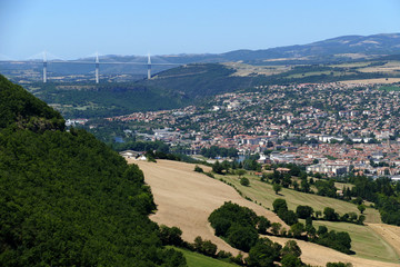 Vue aérienne de la ville de Millau avec le viaduc en arrière-plan