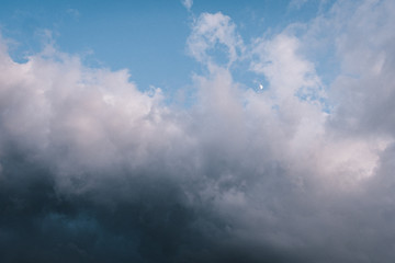 La lune avec les nuages