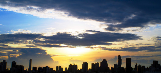 Fototapeta na wymiar sunset over the city , beautiful skyscraper landscape with sky and clouds 
