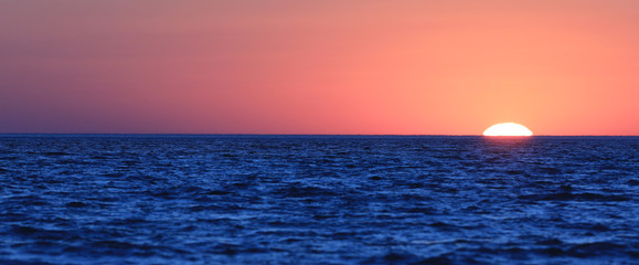 Obraz premium colorful sea sunset and orange sun