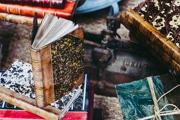 Vieux livre avec une couverture cuir ouvert dans une librairie