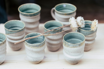 Service de tasses en poterie beige et bleu fait main