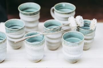 Service de tasses en poterie beige et bleu fait main