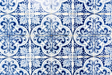 Tiles with blue borders with geometric motives
