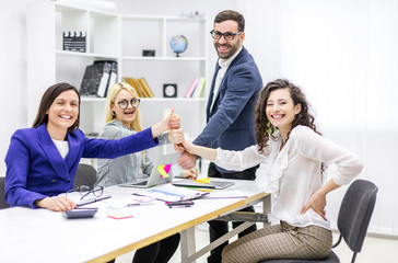 Obraz premium Photo of businesspeople putting their thumbs up wearing smart clothes.