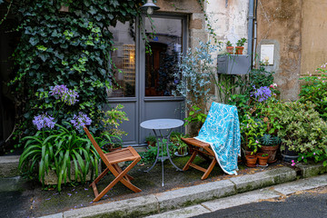 Fototapeta na wymiar salon de jardin ombragé dans une vieille rue