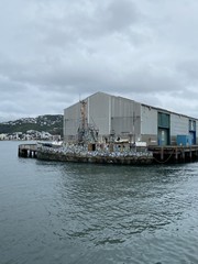Hangar sur le port de Wellington, Nouvelle Zélande	