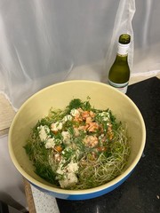 Salade de germes de soja, feta et aneth dans un bol