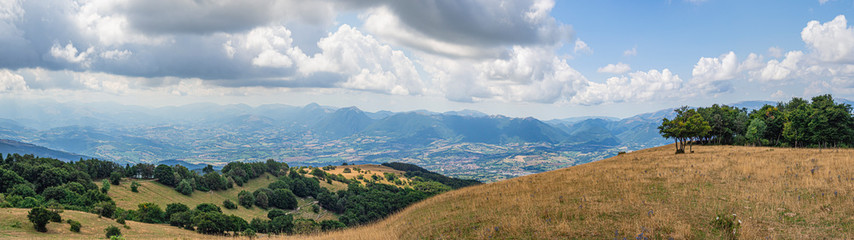 Obraz premium Paisaje panorámico de campo del Pian dell'Elmo en Italia, verano de 2019