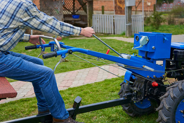 turn on the transmission on a two-wheeled tractor,the farmer includes gears on a two-wheeled tractor