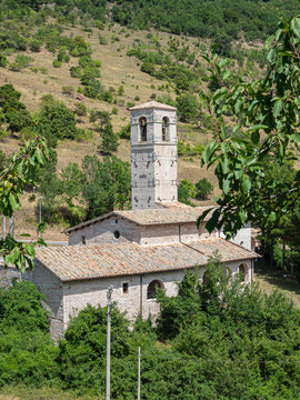 Iglesia de Santa Maria Assunta en Visso,  Parque Nacional del Monte Sibilini, Italia, verano de 2019