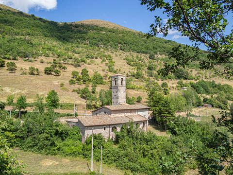 Iglesia de Santa Maria Assunta en Visso,  Parque Nacional del Monte Sibilini, Italia, verano de 2019