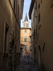 Paisaje urbano con fachadas de edificios y ventanas, con vistas de la torre, en Spoleto, Italia, verano de 2019.