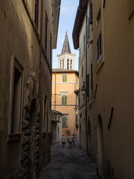 Paisaje urbano con fachadas de edificios y ventanas, con vistas de la torre, en Spoleto, Italia, verano de 2019.