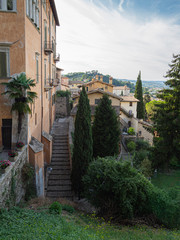 Vistas de las escaleras de un edificio en la ciudad de Spoleto, verano de 2019.