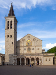 Fototapeta na wymiar Fachada de la Catedral de Spoleto , de estilo románico, dedicada a la Asunción de la Virgen María , verano de 2019