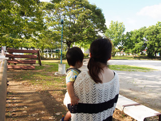 近くの公園で遊ぶ日本人の幼稚園児と母