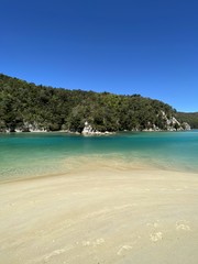 Plage et mer turquoise du parc Abel Tasman, Nouvelle Zélande