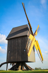 Blick, Details auf eine gut erhaltene alte Bockwindmühle.

