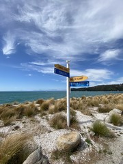 Panneau de directions en bord de mer, parc Abel Tasman, Nouvelle Zélande