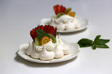 Obraz na płótnie Canvas Dessert mini Pavlova