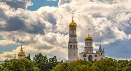 Fototapeta na wymiar Kremlin churches and Ivan Great bell tower under cloudy sky of Moscow