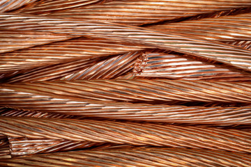 Nahaufnahme von schälten Kupferkabeln die wieder eingeschmolzen werden sollen.
