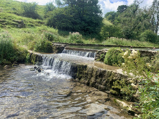 Obraz premium Youlgraeve, Bakewell, Peak District Wil Swimming area in River Bradford with Waterall
