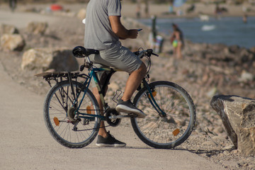Hombre en una bicicleta con un teléfono móvil