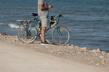 Fototapeta premium Hombre en una bicicleta con un teléfono móvil