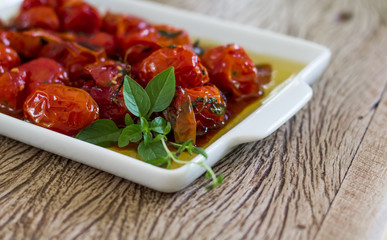 Tomatinhos - Tomate Confit com manjericão e azeite