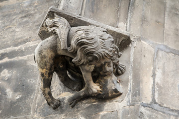 Fototapeta na wymiar Eine Löwenähnliche Figur an einem Bauwerk.
