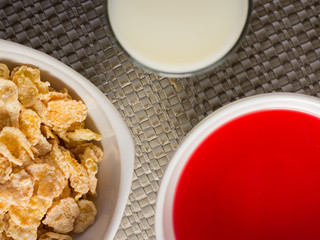 Café da manhã de hotel com cereal, gelatina e coalhada
