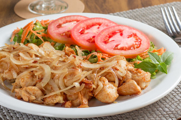 Comida de hotel - frango acebolado com salada de tomate, alface e cenoura