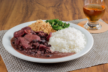 Comida de hotel - Comida brasileira, feijoada com arroz, farofa e couve