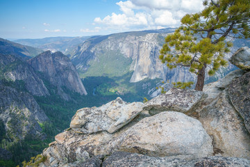 Obraz premium hiking the pohono trail to taft point, yosemite national park, usa