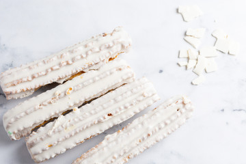 churros bañados en chocolate blanco