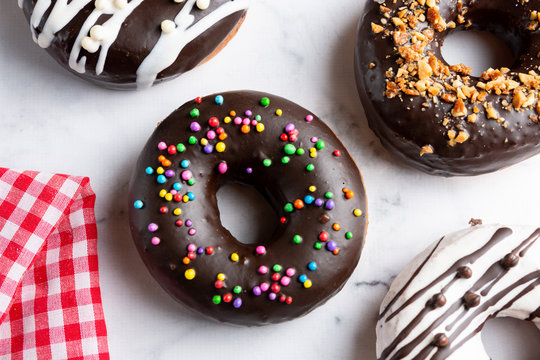 donas ba&ntilde;adas con chocolate